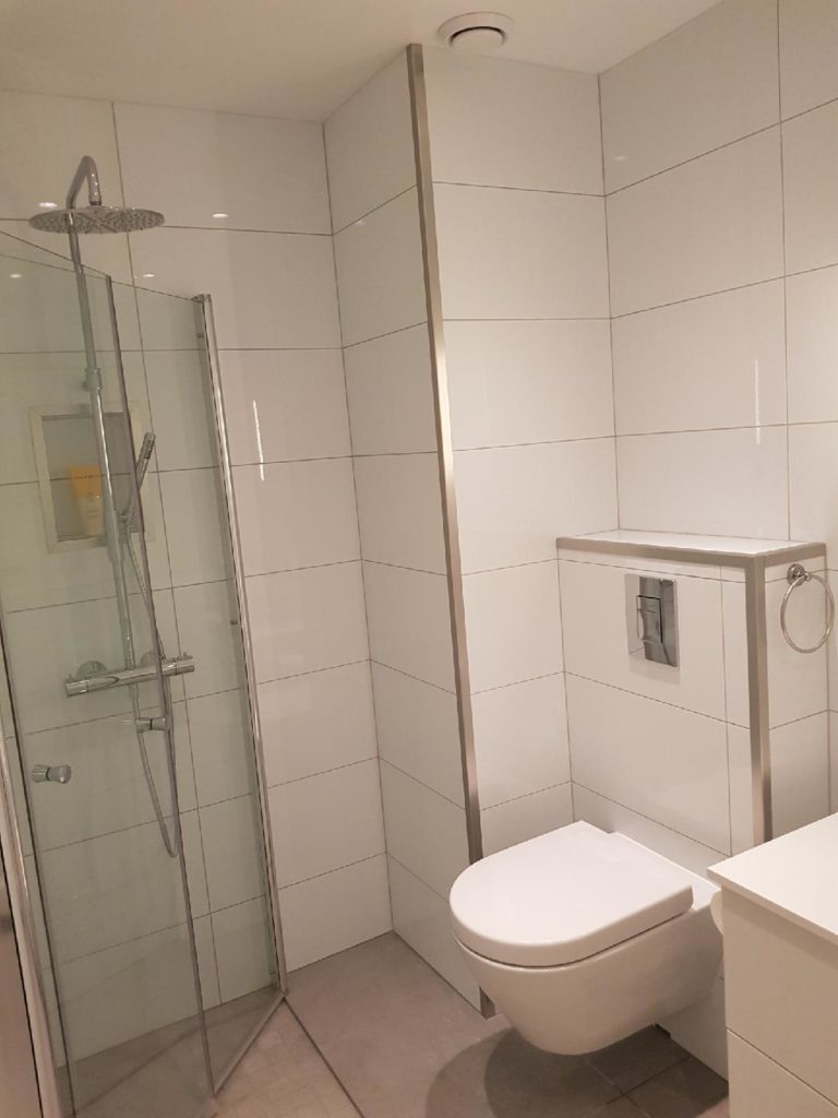 Bad og Prosjekt - Montering av toalett på badet